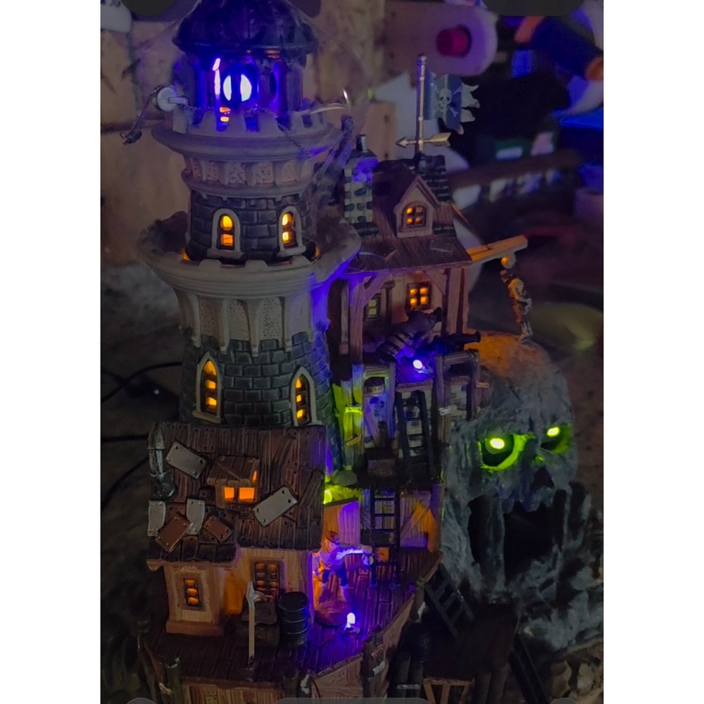 Lemax Spooky Town Isle of Doom Pirate Lighthouse Skull Cave Lighted Halloween